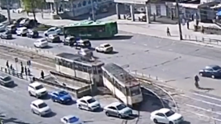 В Челябинске авария на рельсах заблокировала движение трамваев
