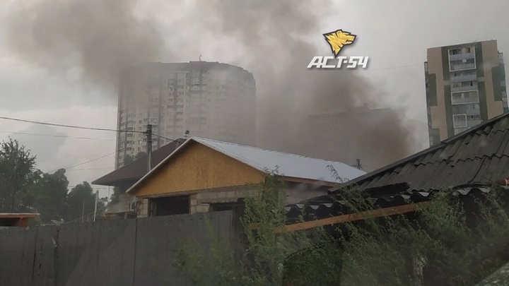 В Новосибирске пожарные вынесли из горящего дома пьяного мужчину и два газовых баллона