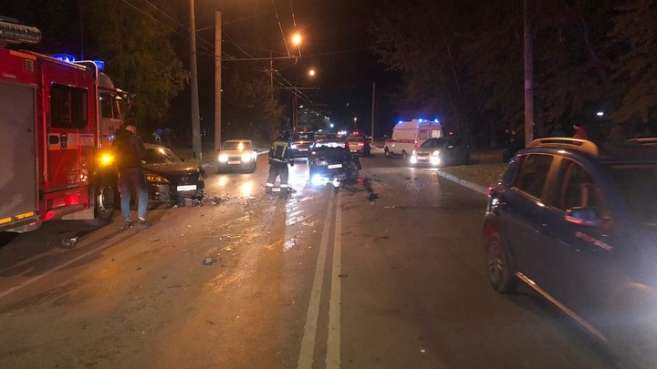В Челябинске лихач-нарушитель протаранил стоящий на светофоре автомобиль