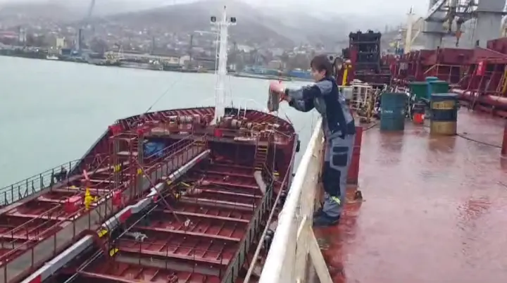 Судно под флагом Либерии разлило нефтепродукты у Новороссийска