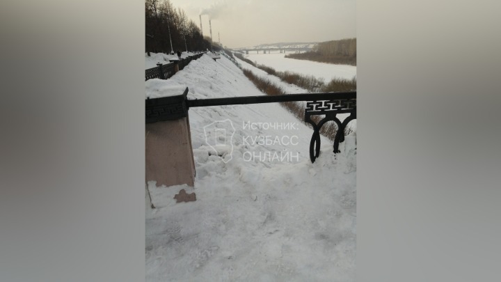 Снегоуборочная техника снесла ограждение на набережной в Кемерове