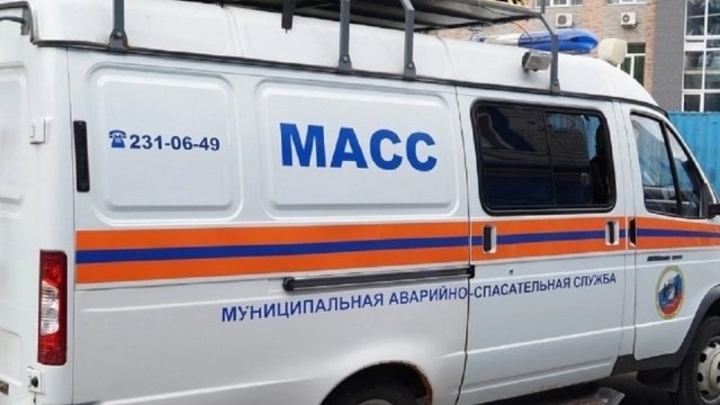 Спасатели в Новосибирске донесли 200-килограммовую пациентку до машины скорой помощи