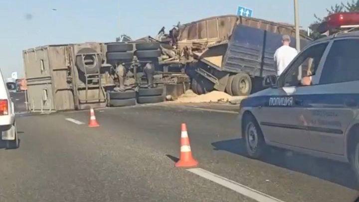 В ДТП под Краснодаром водитель фуры погиб, врезавшись в две другие фуры