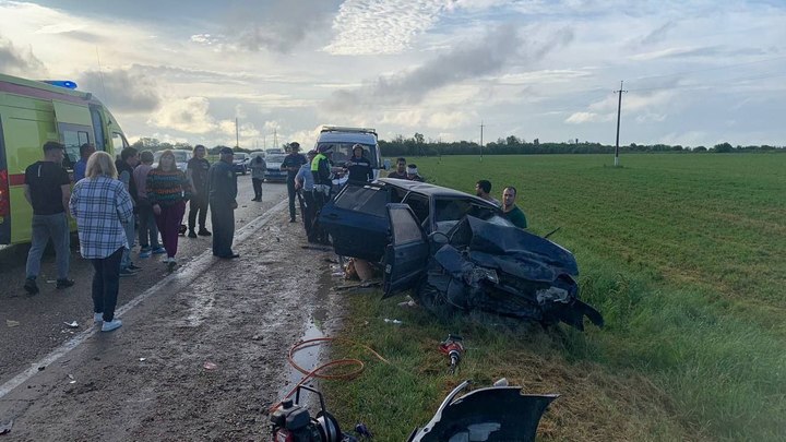 Один погибший и шестеро пострадавших: смертельное ДТП произошло в Усть-Лабинском районе