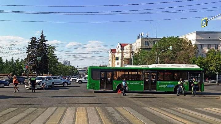 В самом центре Челябинска пробка: внедорожник врезался в автобус