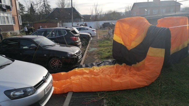 На Кубани параплан рухнул на припаркованный BMW X3. Погибли два человека