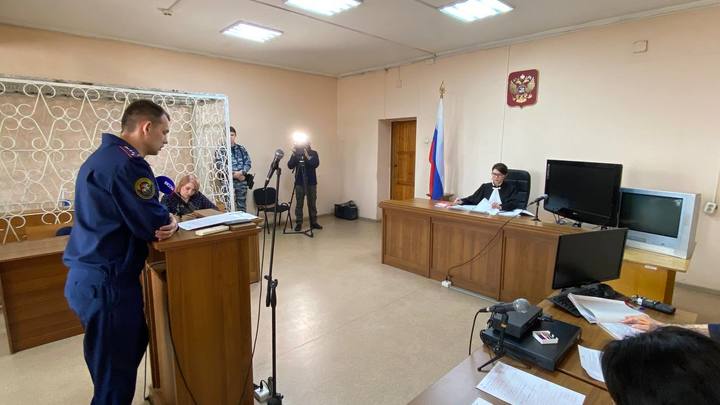 Задержанная за взятку чиновница обматерила журналистов перед отправкой в СИЗО в Чите