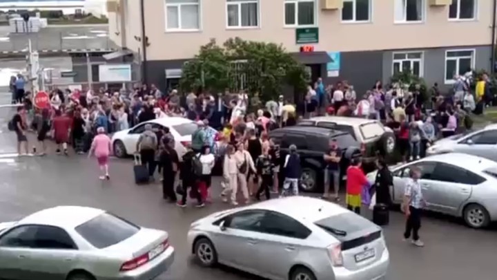 Многокилометровая очередь на эвакуацию образовалась в Приморье из-за наводнений
