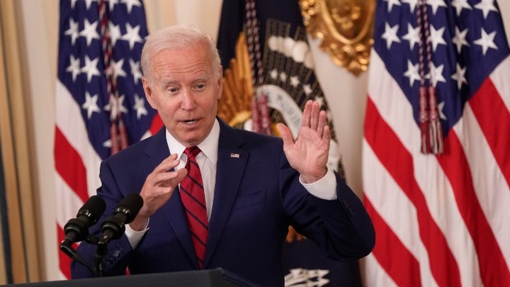 Михаил Хазин горькой шуткой объяснил американцу, в чём беда США