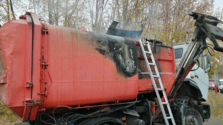 В Муроме пожарным пришлось тушить мусоровоз