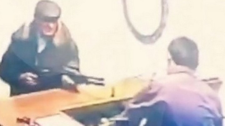 Видео: мастер по ремонту обуви голыми руками обезвредил мужчину с дробовиком в Санкт-Петербурге