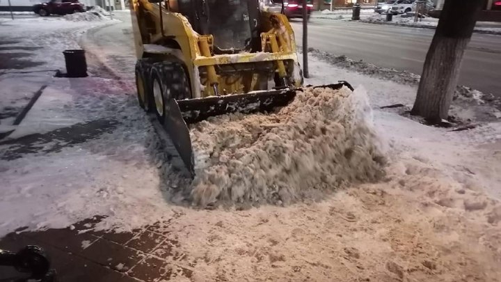 С 5 утра в Краснодаре чистят от снега пешеходные зоны