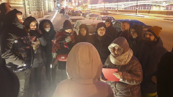 Очередь в Дворец бракосочетаний выстроилась за сутки. Людей не остановил даже 18-градусный мороз