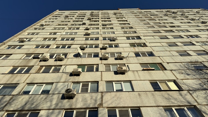 Стали известны подробности падения ребёнка с балкона высотки в Челябинске