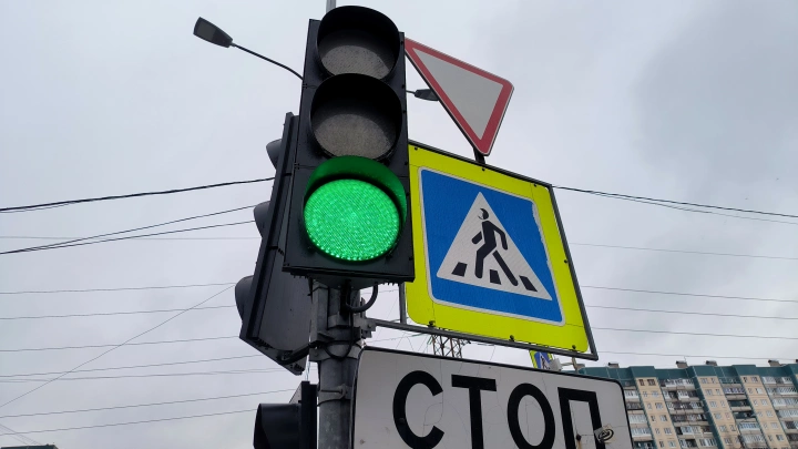 Жители городов России массово жалуются на плохую видимость светофоров