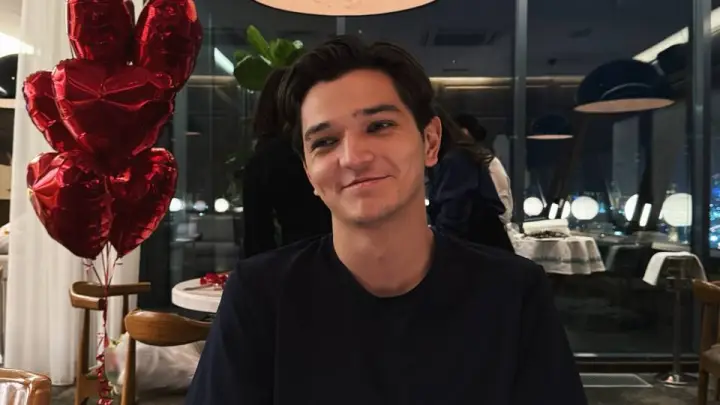 Akmal столкнулся с негативом организаторов после отказа от желто-синего пакета на концерте