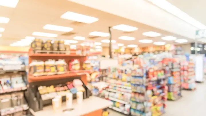 Власти уточнили, как считать 100 метров от школ для точек по продаже табака