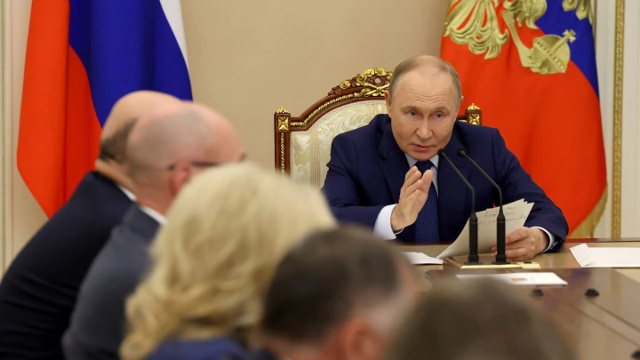 Путин: экономика России должна пройти по острому лезвию