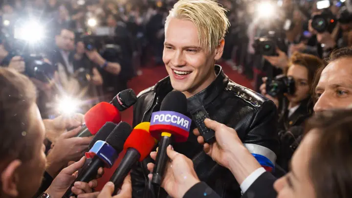 «Буду жечь правдой»: SHAMAN с секретной папкой у Кремля анонсировал разоблачение