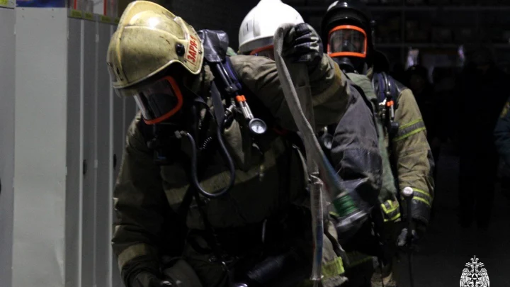 В Октябрьском районе Новосибирска загорелось административное здание