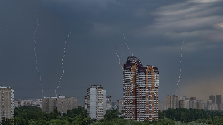 Москвичей предупредили о грозе в ночь на пятницу