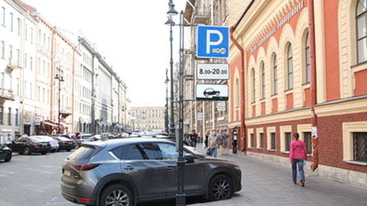 В Петербурге платная парковка на Крестовском острове начнёт работать 1 октября: что известно