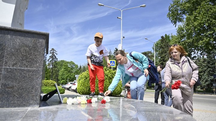 Жители Краснодара возложили цветы в память трагедии в Одессе