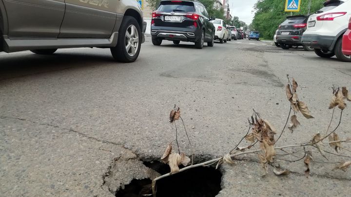 На улице Журавлева вновь подмыло проезжую часть, которую ремонтировали месяц назад