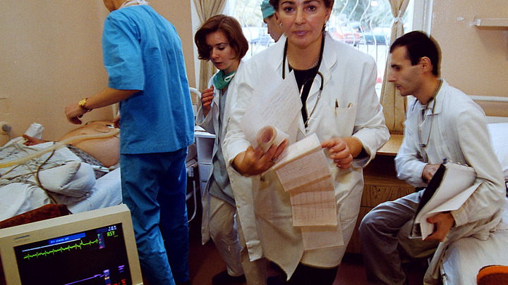 Оборзели: Врачей выгнали из больницы, чтобы они никого не лечили