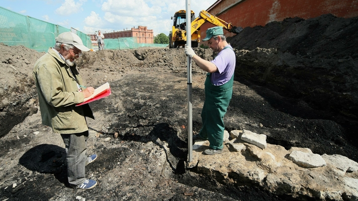 Россыпь старинных патронов и монеты: в центре Челябинска археологи нашли тайники