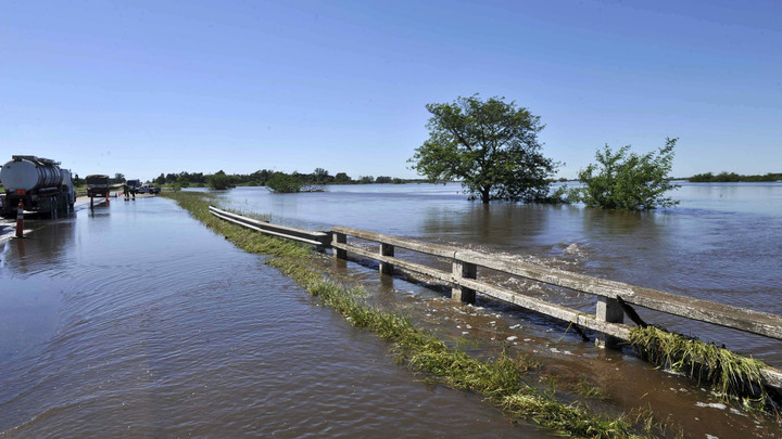 Руины домов, личные вещи и кузова машин: В Испании появилась деревня-призрак