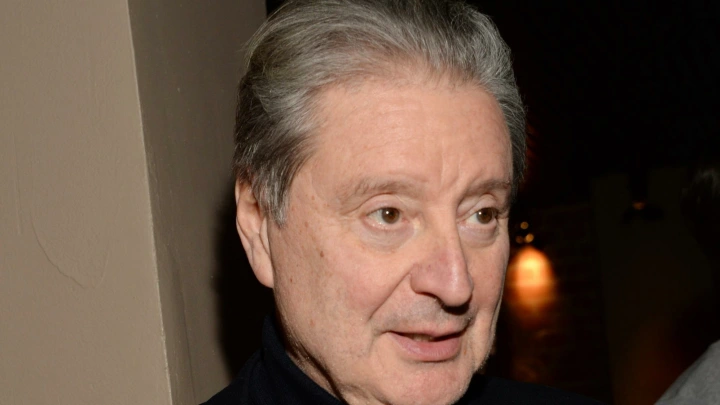 Атос из Трёх Мушкетёров помогает ВСУ и поливает грязью Россию за её же счёт