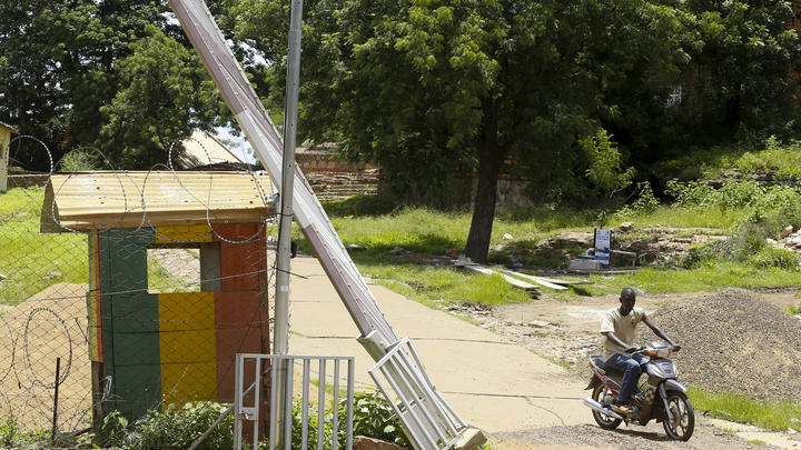 Перед выступлением Лаврова в Чаде появился человек с автоматом. А потом раздались крики по-русски: Россия! Ура!