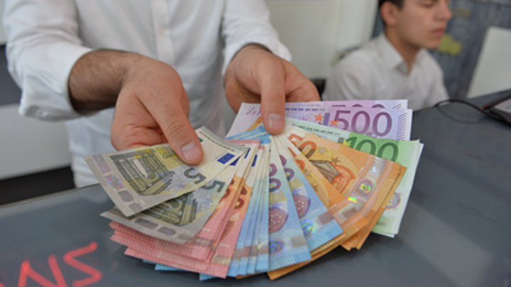 Внутри украинской элиты началась война: Политолог выдал инсайд о миллиардах евро