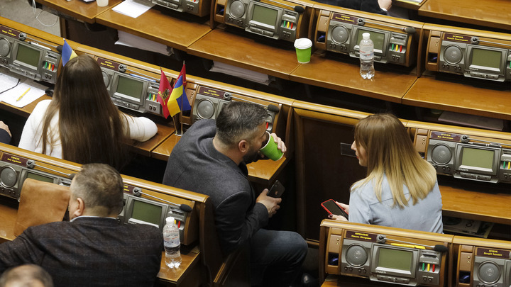 Украинский медиаэксперт Шарий одним словом припечатал поедавшего козявки депутата