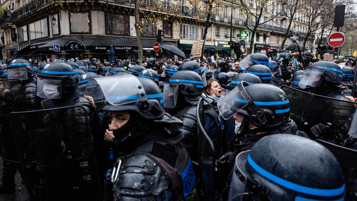 Во Франции неизвестный расправился с тремя жандармами