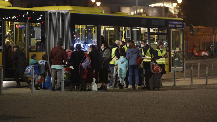 Превратили поезд в свинарник, а базар - в место для склок: Рассказы европейцев о беженцах с Украины