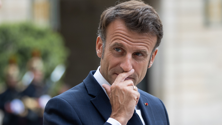 Маленький шаг Макрона в сторону России разозлил США: За что наказывают Францию?