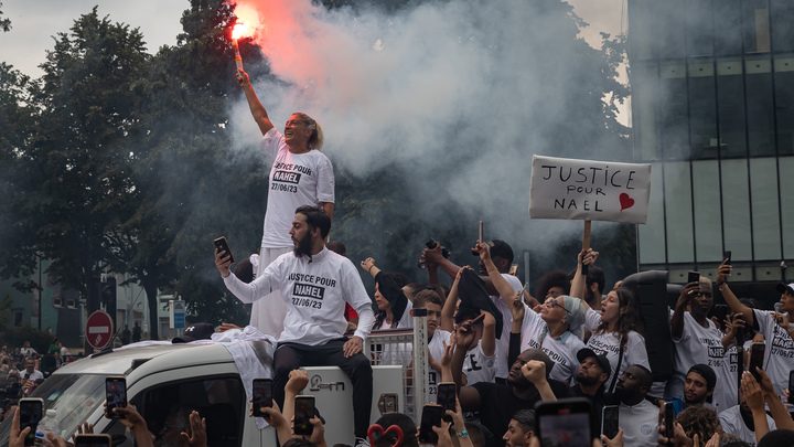 Макрон уехал с саммита ЕС из-за беспорядков в стране – AFP