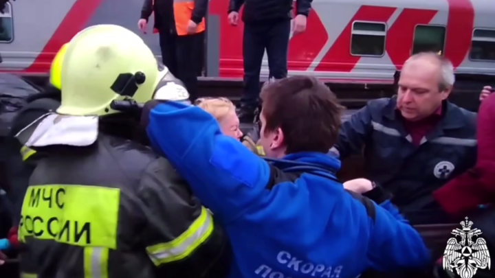 На месте схода вагонов поезда в Коми нашли тела двух погибших