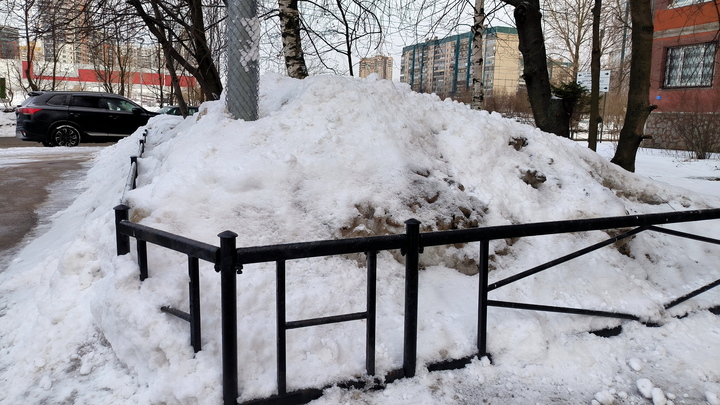 Юрист Коломийцев сказал о штрафе за сброс снега на дорогу СНТ