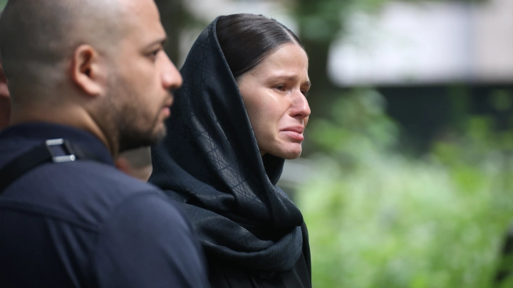 Рыдающую девушку Старовойта оставили горевать в стороне: Родные не приняли подругу на похоронах экс-министра