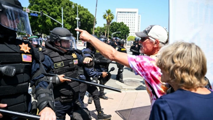 Беспорядки в Лос Анджелесе: Дошло до комендантского часа, обещают массовые задержания