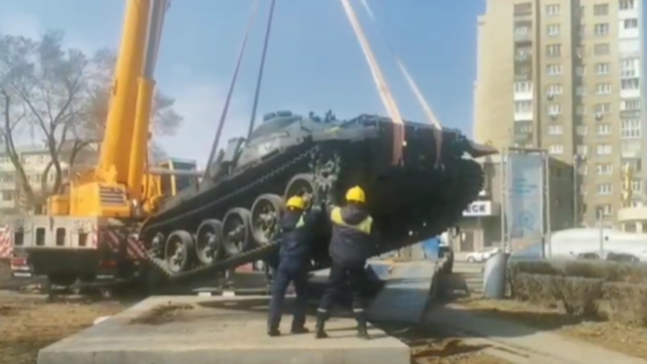 В Кемерове из парка Победы увезли танк Т-55
