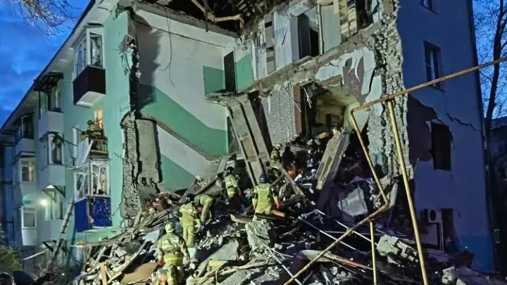 Появились кадры из Сызрани, где из-за БПЛА обрушился подъезд жилого дома