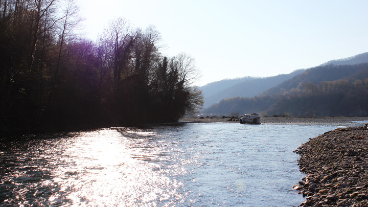 Работу осложняло сильное течение: В Сочи из горной реки спасатели достали тело женщины