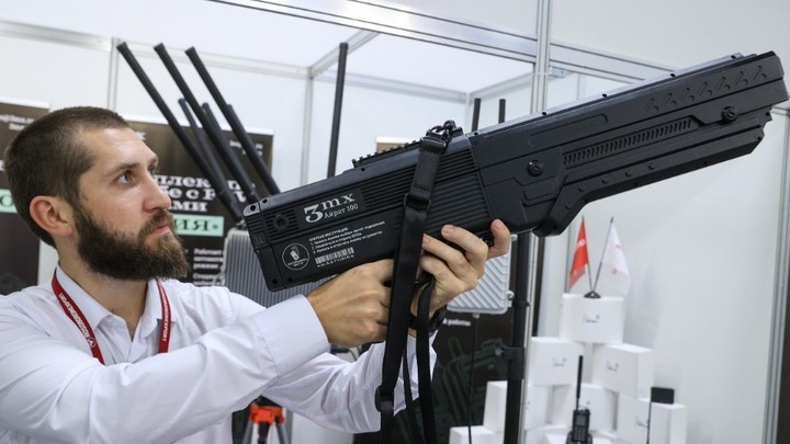 В России изобрели чемоданчик против дронов: Что может новая станция РЭБ