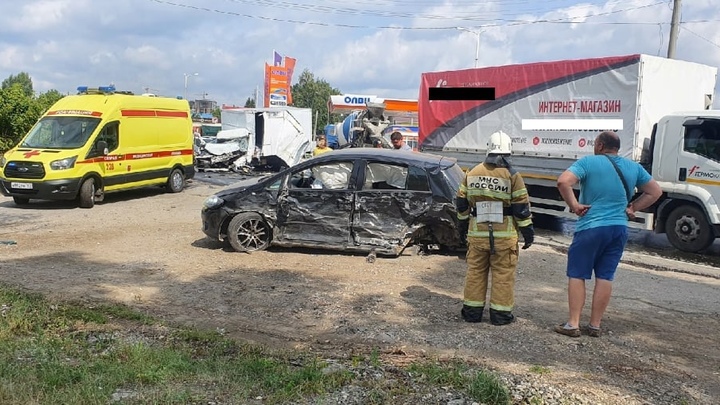 Месиво из людей и железа: в Самаре на Ракитовском шоссе столкнулись 6 автомобилей