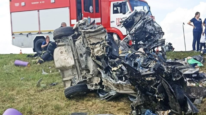 Семья с двумя детьми насмерть разбилась на трассе в Омской области