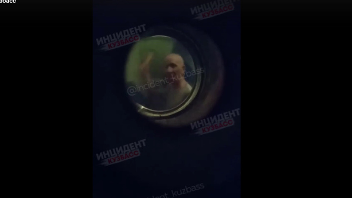В Кемерове неадекватный житель многоэтажки с молотком ломился в квартиру к женщине с ребёнком